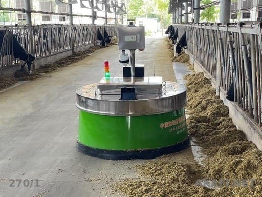 Fully automatic intelligent feeding pusher robot for livestock breeding